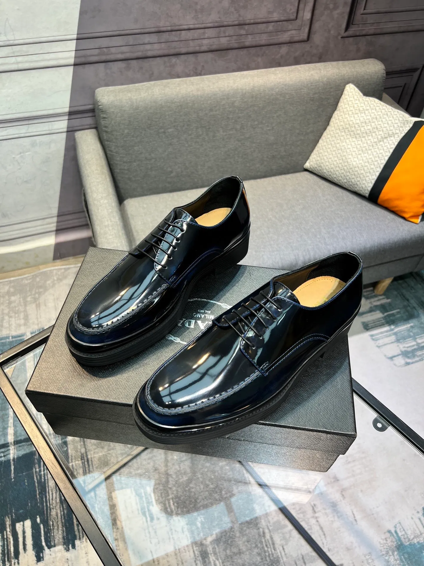Men's clothing and shoes 💰860 Prada/Prada's new glossy leather loafers are made of open-edge beaded uppers imported from Italy, slip-on loafers style, large piece splicing design, durable and non-deforming, heavy-duty construction, exquisite mark stitching, same material ribbon decoration, blending classic and modern styles, lining with dyed calfskin, standard PRADA logo cowhide feet, original ultra-light matte texture and embossed leather outsole, light and not tired, excellent shock absorption effect, full foot comfort! Size: 39-44 (customized at 38.45)